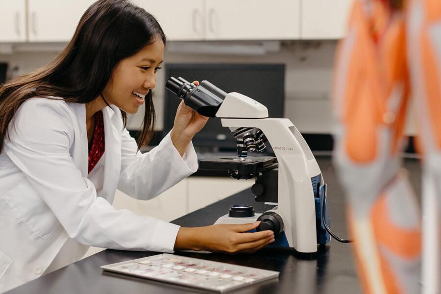 学生在实验室里观察显微镜.